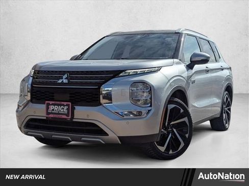 Used 2023 Mitsubishi Outlander SE image 1