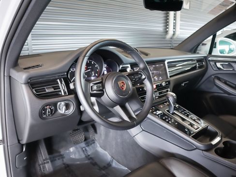 Certified 2025 Porsche Macan AWD/4WD image 4