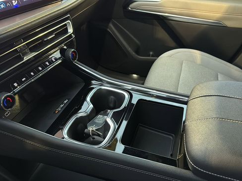 Used 2025 Chevrolet Traverse LT image 26