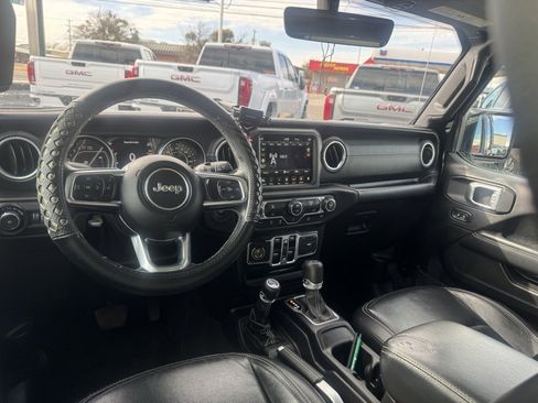 Used 2018 Jeep Wrangler Unlimited Sahara image 3