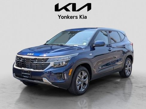 Certified 2025 Kia Seltos LX AWD/4WD image 2