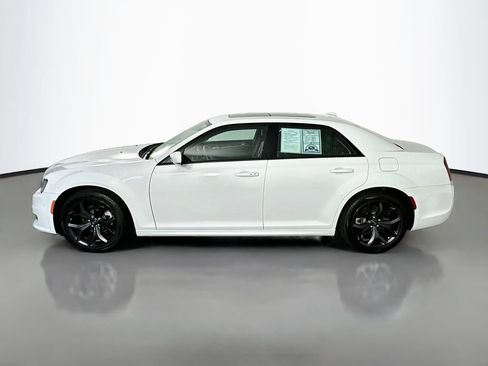 Used 2023 Chrysler 300 Touring L w/ Popular Equipment Group RWD image 4