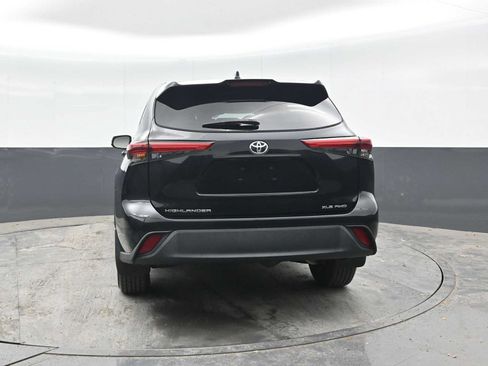 Used 2021 Toyota Highlander XLE AWD/4WD image 11