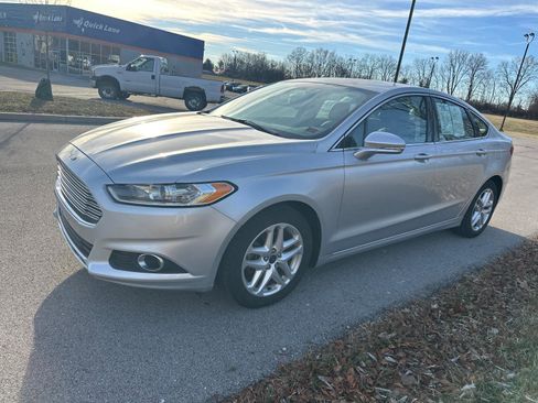 Used 2016 Ford Fusion SE w/ Equipment Group 202A image 2