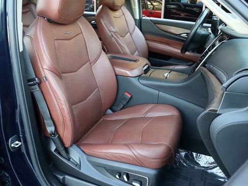 Used 2020 Cadillac Escalade ESV Premium Luxury image 12