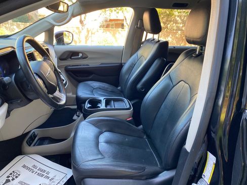 Used 2020 Chrysler Pacifica Touring-L FWD image 29
