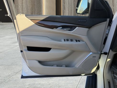 Used 2020 Cadillac Escalade Premium Luxury image 22