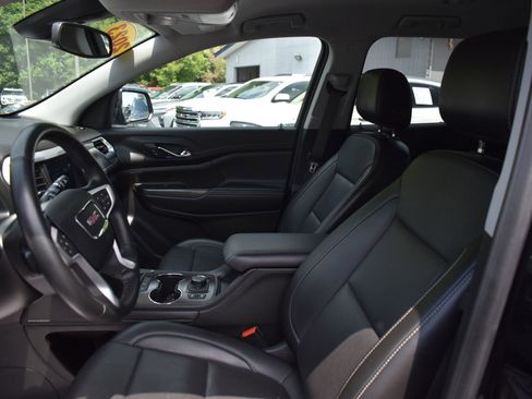 Used 2023 GMC Acadia SLT image 16