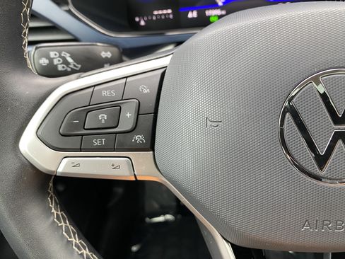 Used 2023 Volkswagen Taos SE w/ Panoramic Sunroof Package FWD image 6