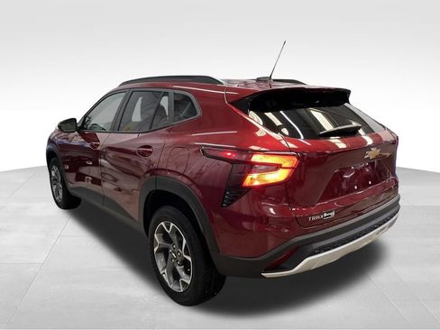 Used 2024 Chevrolet Trax LT w/ Driver Confidence Package FWD image 3