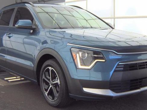 Used 2023 Kia Niro EX image 1