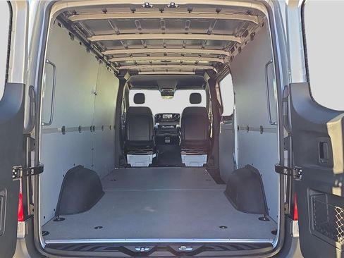 Used 2024 Mercedes-Benz Sprinter 2500 image 14