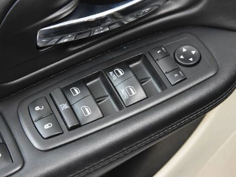 Used 2018 Dodge Grand Caravan SE w/ UConnect Hands-Free Group FWD image 17