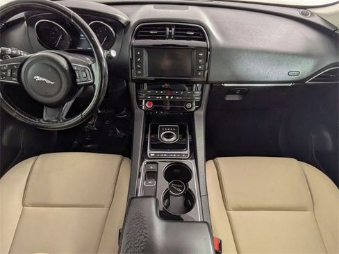Used 2017 Jaguar F-PACE Premium image 29