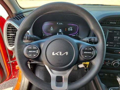 Used 2025 Kia Soul LX w/ LX Technology Package FWD image 19