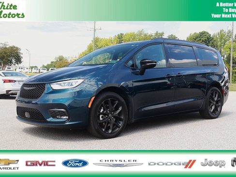 Used 2025 Chrysler Pacifica Limited FWD image 1