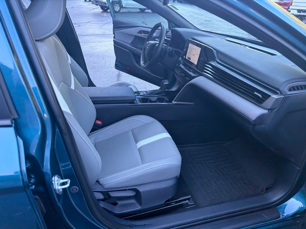 Used 2025 Toyota Camry SE w/ Convenience Package FWD image 16
