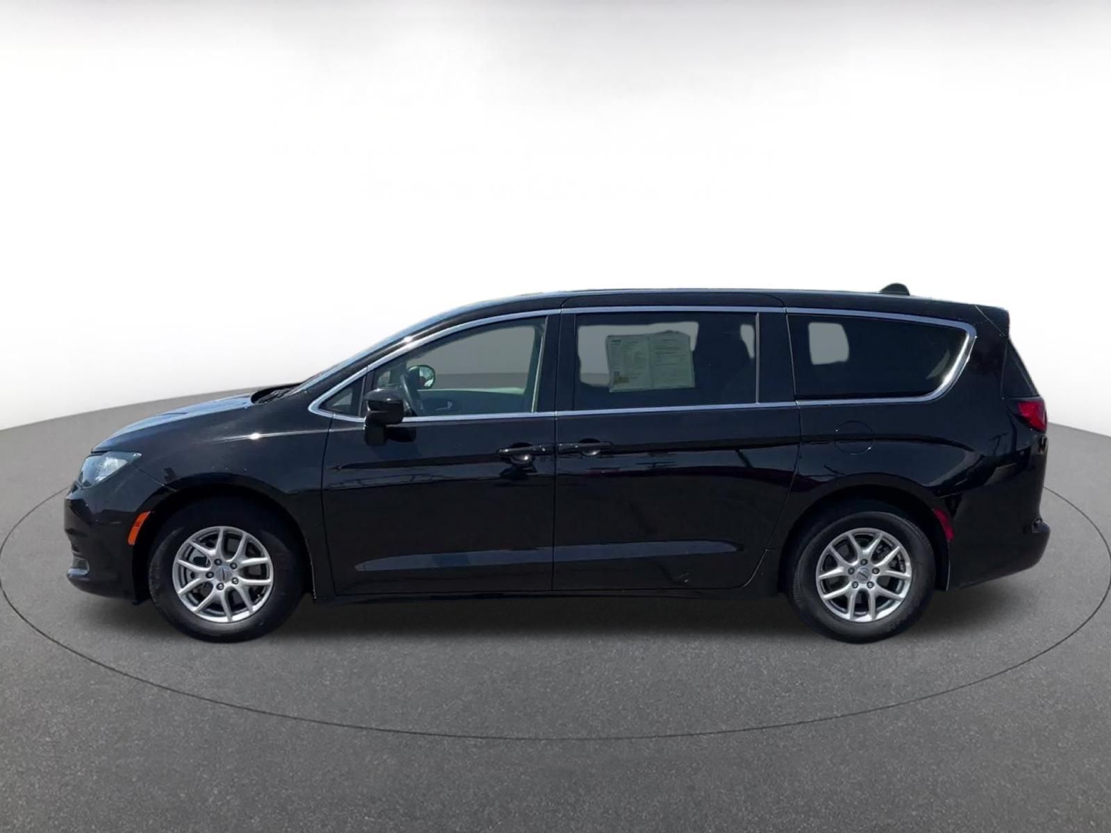 Used 2024 Chrysler Voyager LX FWD image 8