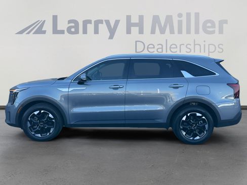 Used 2024 Kia Sorento S w/ Panoramic Sunroof Package FWD image 2