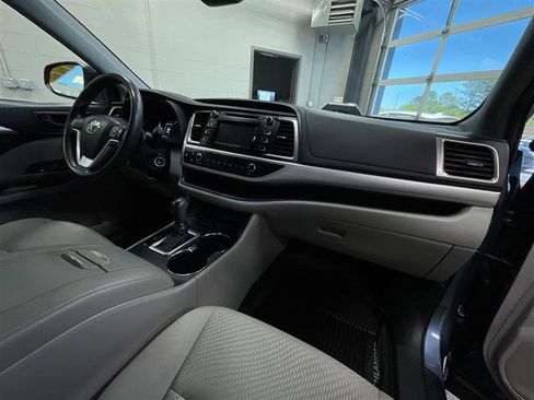 Used 2019 Toyota Highlander LE AWD/4WD image 29