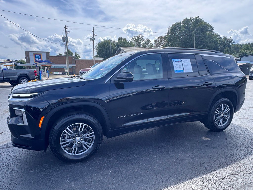 Used 2026 Chevrolet Traverse LT w/ Driver Confidence Package AWD/4WD image 2