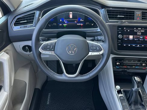 Used 2023 Volkswagen Tiguan SE FWD image 14