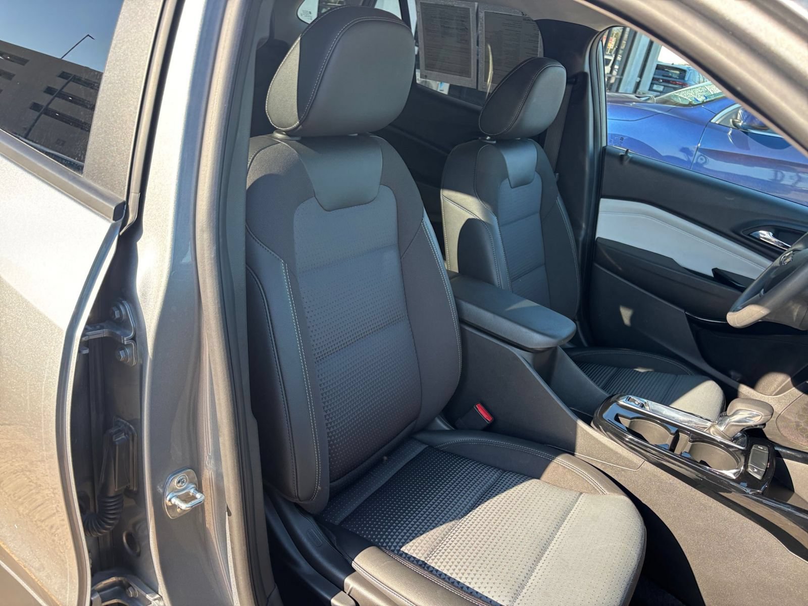 Used 2025 Chevrolet Trax LT FWD image 34