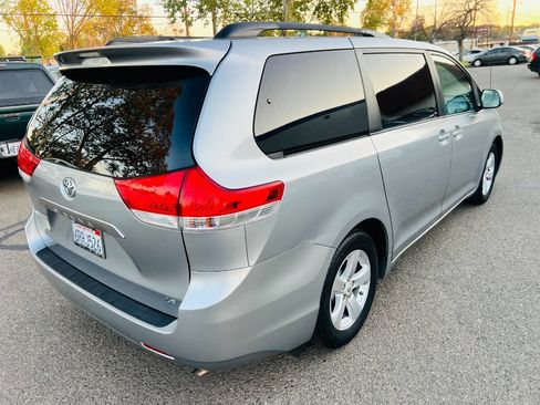 Used 2011 Toyota Sienna LE image 3
