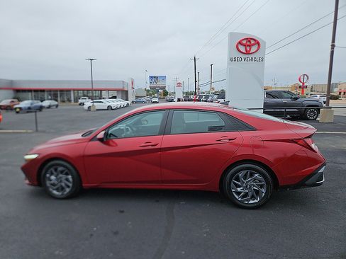 Used 2024 Hyundai Elantra SEL FWD image 2