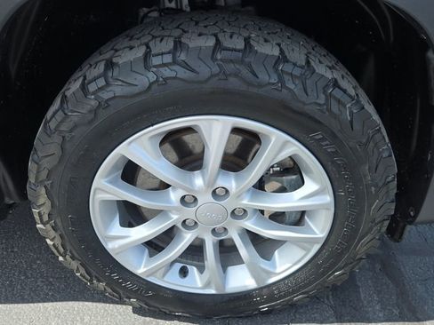 Used 2020 Jeep Cherokee Latitude AWD/4WD image 9