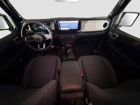 Used 2025 Jeep Wrangler Unlimited Sahara AWD/4WD image 25