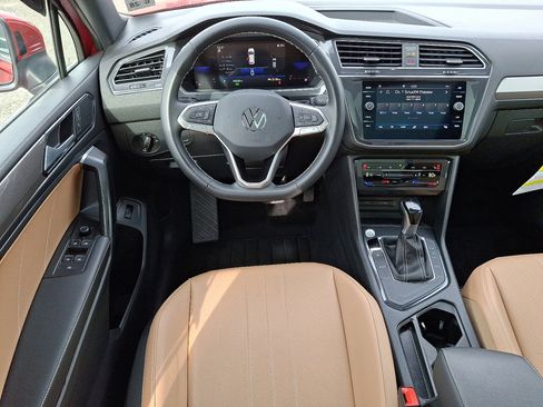 Used 2023 Volkswagen Tiguan SE w/ Panoramic Sunroof Package image 21