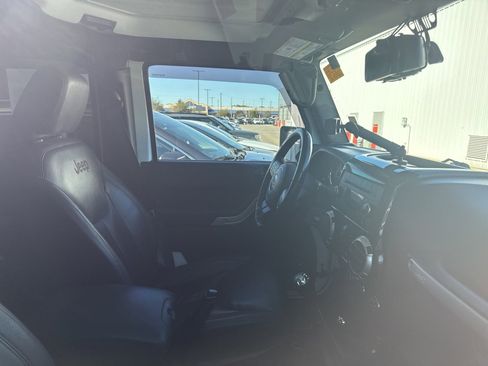 Used 2017 Jeep Wrangler Unlimited Sahara w/ Connectivity Group image 7