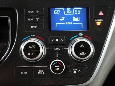 Used 2015 Toyota Sienna LE image 22