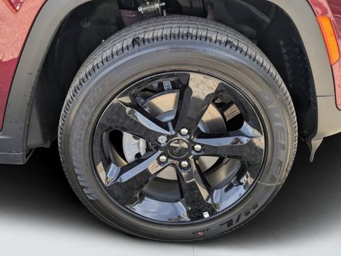 New 2025 Jeep Grand Cherokee Altitude image 9