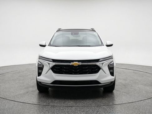 Used 2025 Chevrolet Trax LT FWD image 2