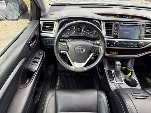 Used 2019 Toyota Highlander XLE image 17