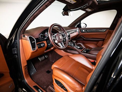 Certified 2023 Porsche Cayenne GTS AWD/4WD image 4