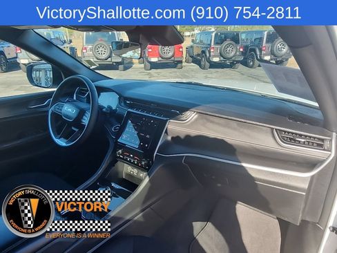 Certified 2025 Jeep Grand Cherokee Laredo AWD/4WD image 29