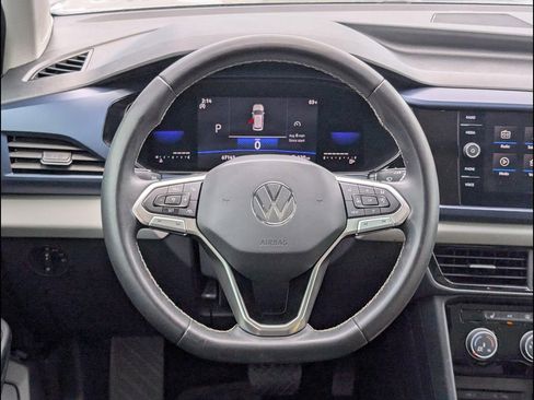 Used 2023 Volkswagen Taos SE w/ Panoramic Sunroof Package FWD image 12