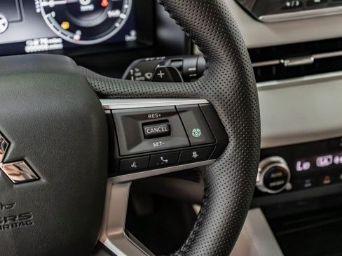 New 2025 Mitsubishi Outlander SE image 29