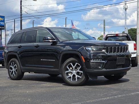Used 2024 Jeep Grand Cherokee Limited AWD/4WD image 2