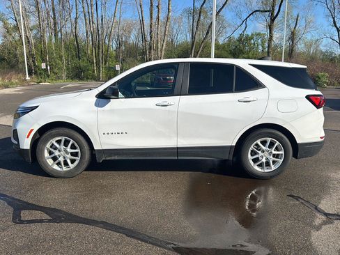 Used 2023 Chevrolet Equinox LS w/ LS Convenience Package FWD image 2