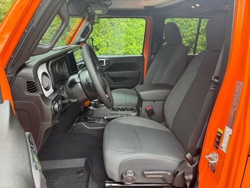 New 2025 Jeep Gladiator Sport image 13