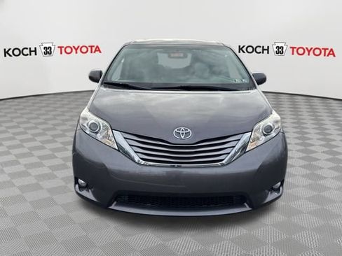 Used 2017 Toyota Sienna XLE Premium image 2