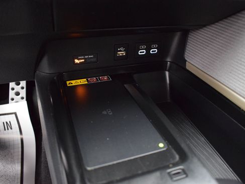 Used 2025 Toyota Camry SE w/ Convenience Package FWD image 15
