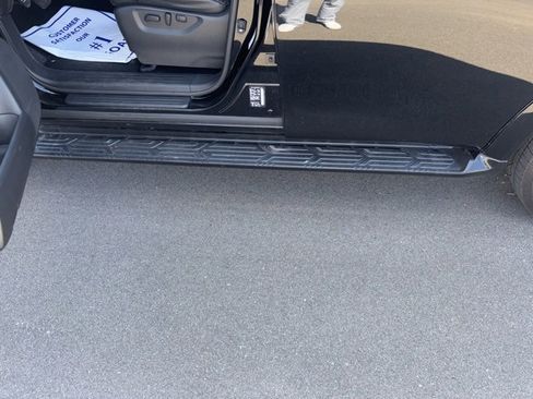 Used 2022 Nissan Armada SV image 25