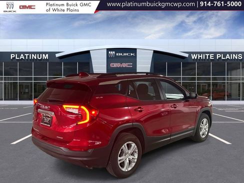 Used 2024 GMC Terrain SLE w/ Driver Convenience Package image 7