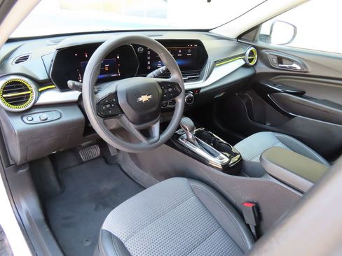 Certified 2025 Chevrolet Trax LT FWD image 17