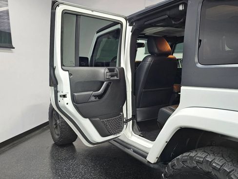 Used 2017 Jeep Wrangler Unlimited Sahara AWD/4WD image 34